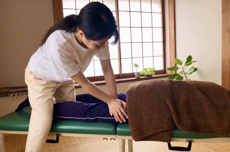 施術をする嶋田さん