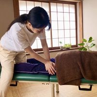 卒業生が整体している写真