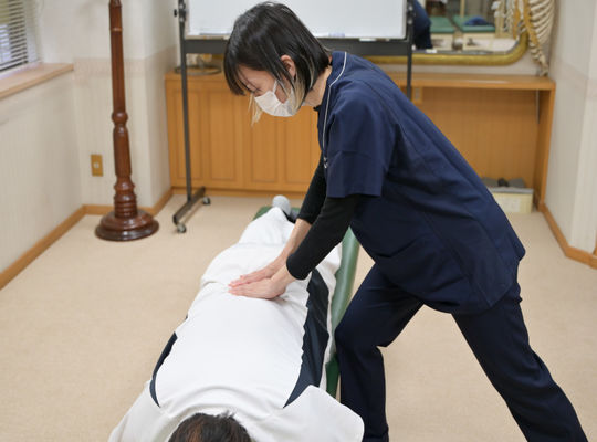 腰部押圧する武政さん