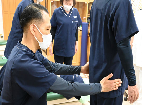 触診をする水庭さん