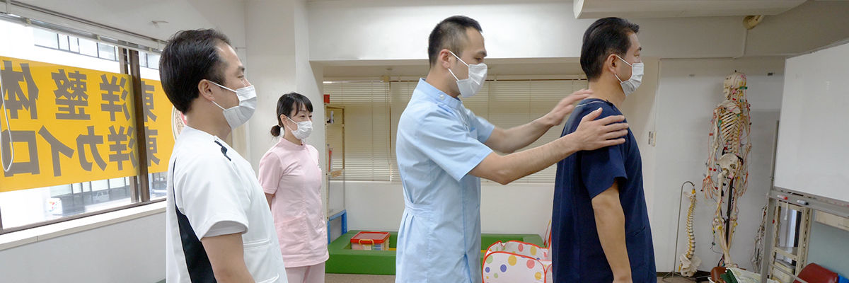 診たてをする生徒を見守る先生