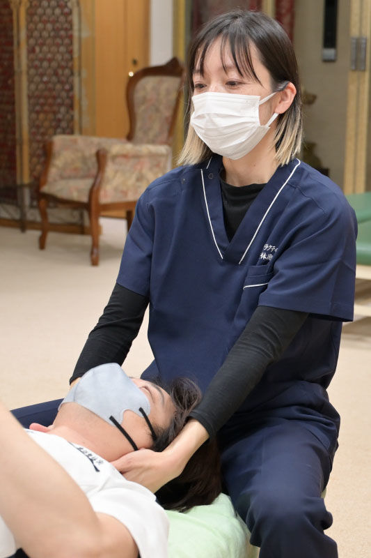 首を施術する武政さん
