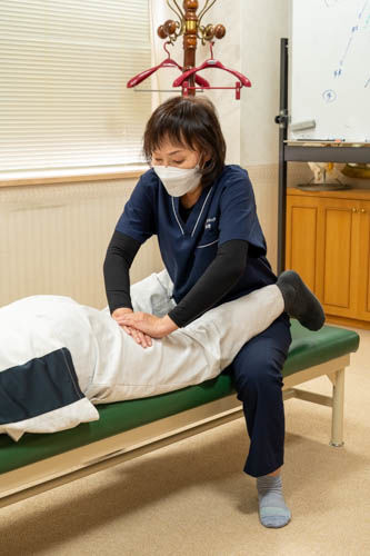 足を施術する池野さん