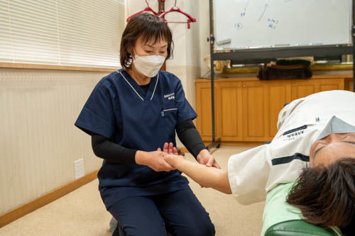手を施術する池野さん