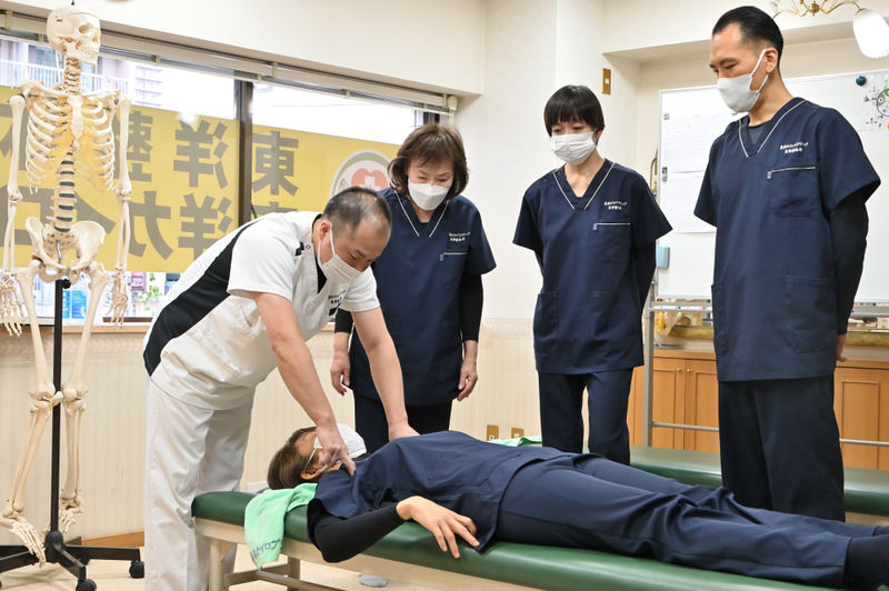 講師が生徒の胸骨を押している